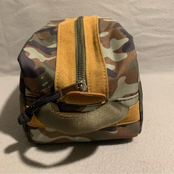 Camouflage Zippered Toiletry Travel Bag Unisex - Picture 3 of 10